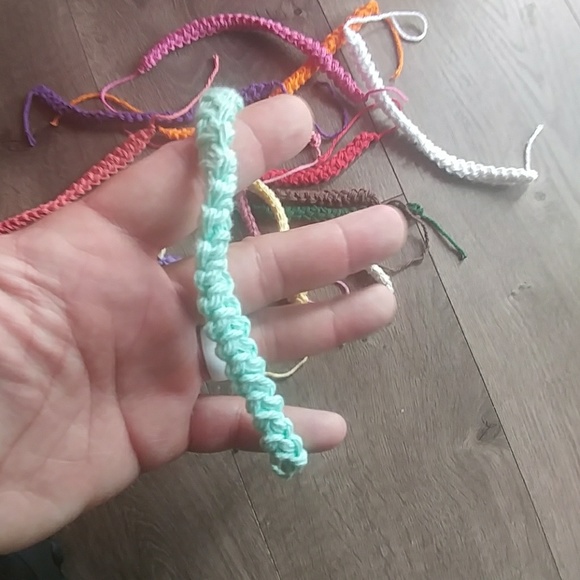 bracelets multiple colors with clips or ties - Picture 4 of 5